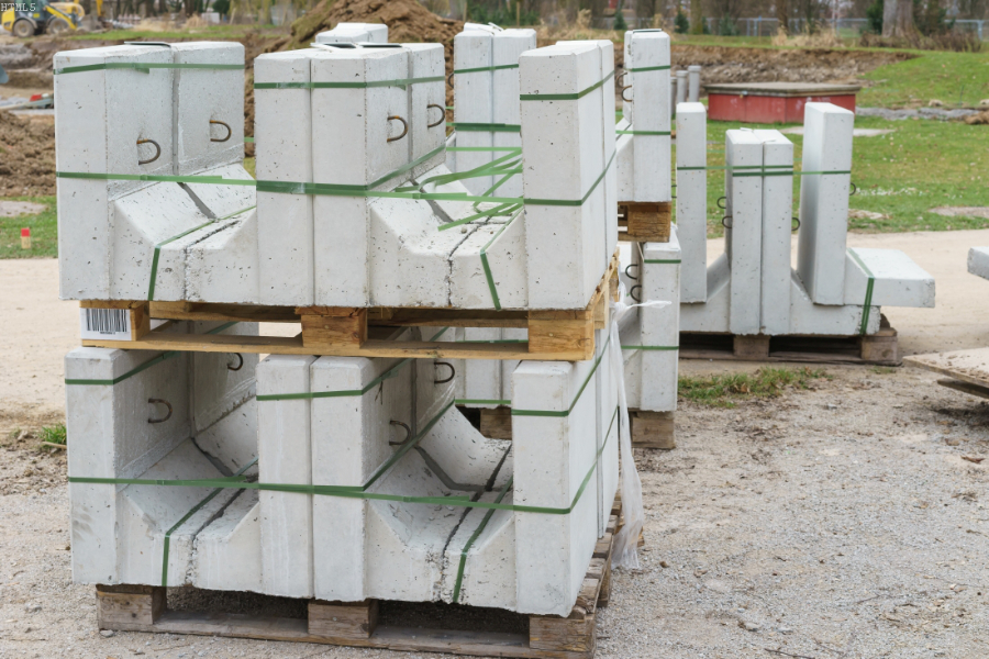 Betonfertigteile auf einer Baustelle