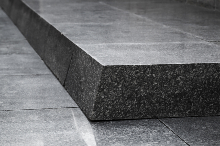 Blockstufen aus schwarzem Granit