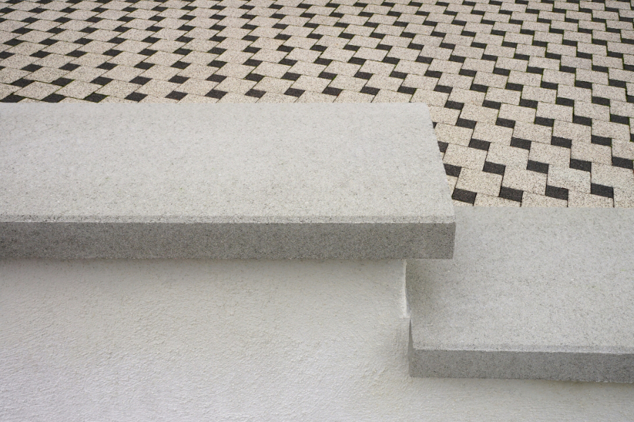 Mauerabdeckplatten auf Mauer gesetzt